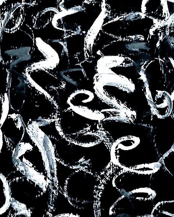 Trazos blancos enrulados sobre fondo negro